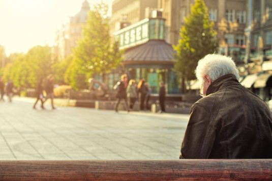 A solidão que dói e ameaça a saúde do idoso
